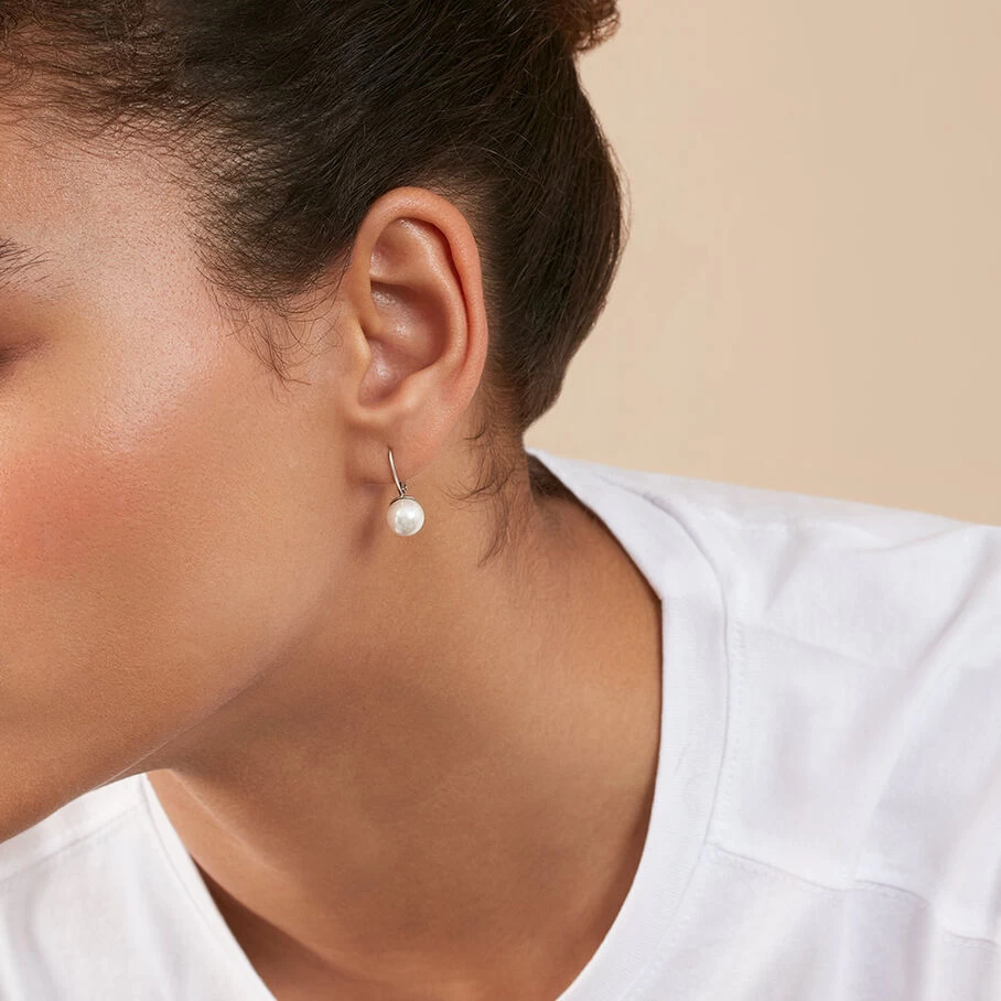 Boucles D'oreilles Pendantes PEARLY - Perle / Argenté 4 Boucles D'oreilles Pendantes PEARLY - Perle / Argenté – Image 2